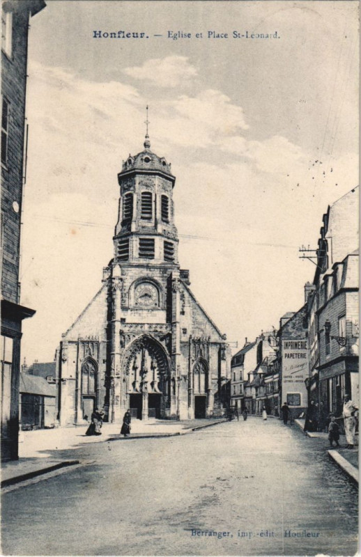Carte postale ancienne Honfleur Eglise et Place Saint-Leonard à Honfleur
