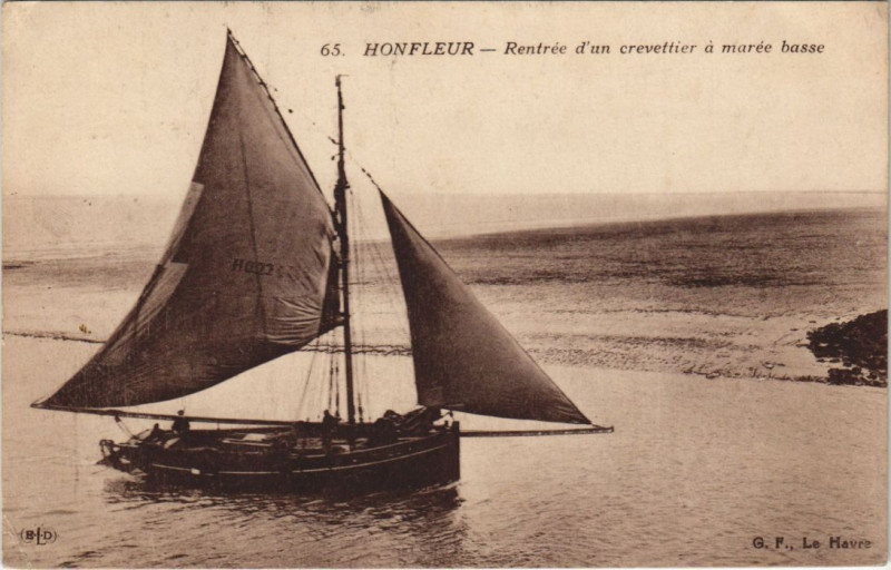 Carte postale ancienne Honfleur Rentree d'un crevettier a maree basse à Honfleur