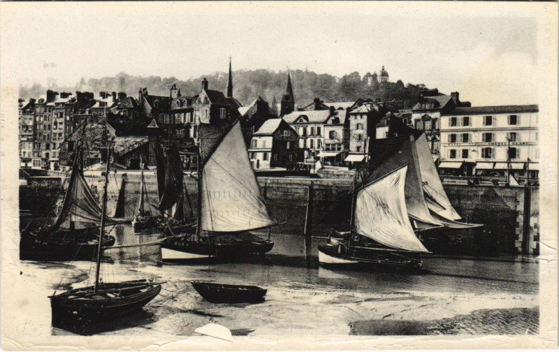Carte postale ancienne Honfleur Le Port et la Cote de Grace à Honfleur