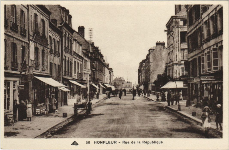 Carte postale ancienne Honfleur Rue de la Republique à Honfleur