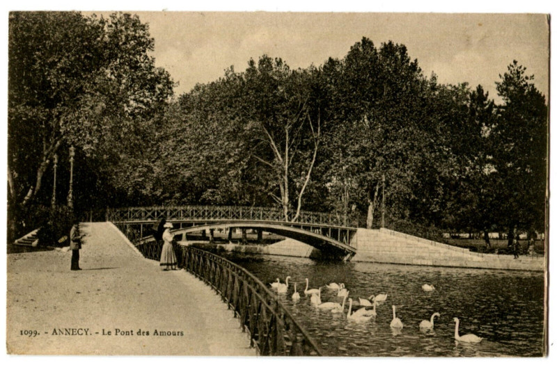 Carte postale ancienne Haute-Savoie Annecy le Pont des  Amours animé à Annecy