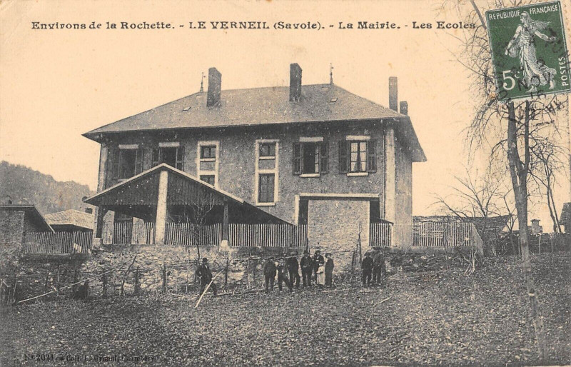 Carte postale ancienne Env.de La Rochette Le Verneil La Mairie Les Ecoles au Verneil