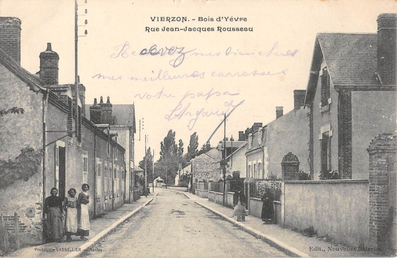 Carte postale ancienne Vierzon Bois D'Yevre Rue Jean Jacques Rousseau à Vierzon