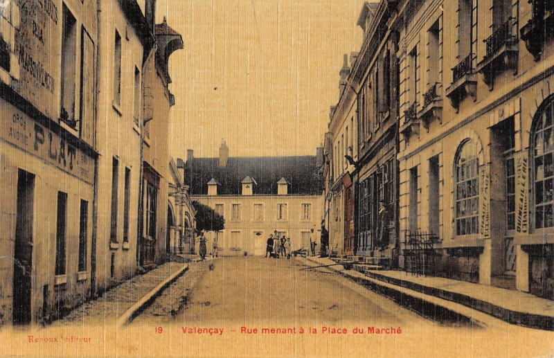 Carte postale ancienne Valencay Rue Menant A La Place Du Marche (cpa toilée