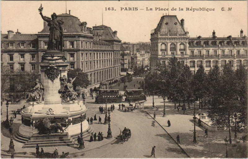Carte postale ancienne Paris 10e Place de la republique à Paris 10e