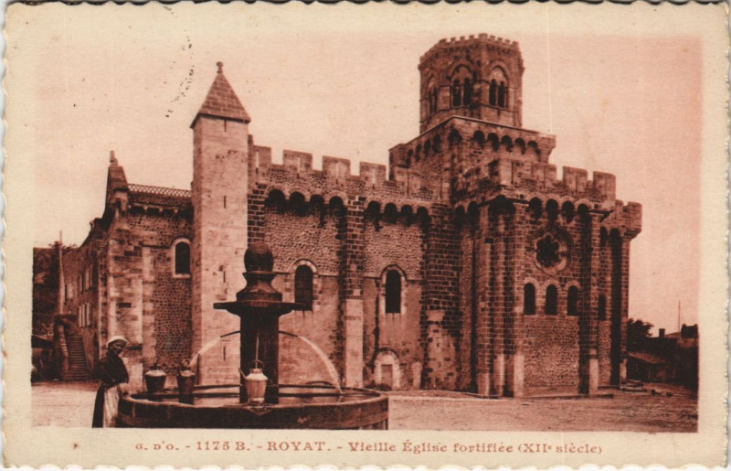 Carte postale ancienne Royat Vieille Eglise fortifiee à Royat