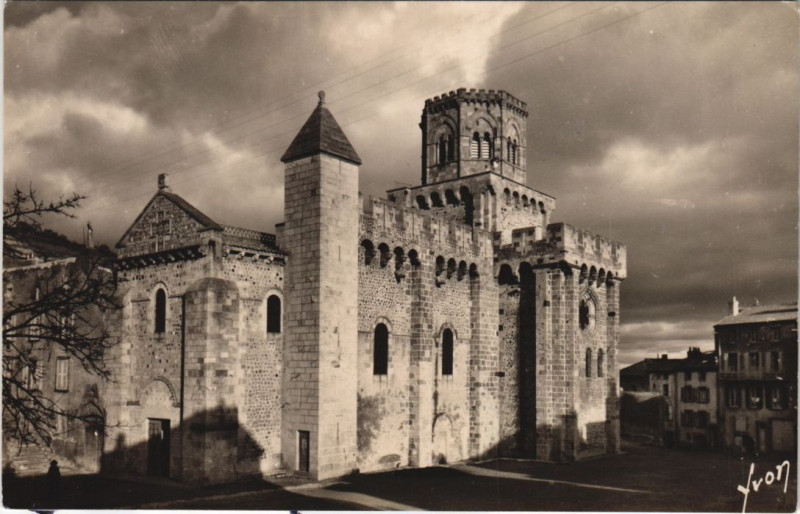 Carte postale ancienne Royat Eglise Saint Leger à Royat