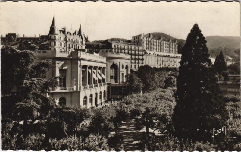Carte postale ancienne Royat Parc Thermal, le Casino et les Hotels à Royat
