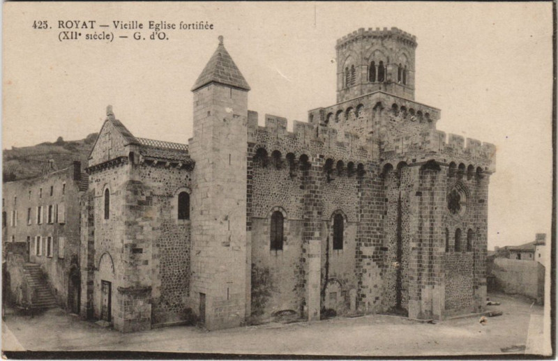 Carte postale ancienne Royat Vieille Eglise fortifiee à Royat