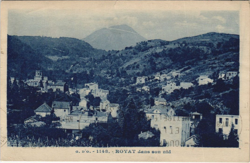 Carte postale ancienne Royat dans son nid à Royat