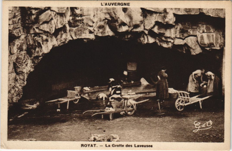 Carte postale ancienne Royat Grotte des Laveuses à Royat