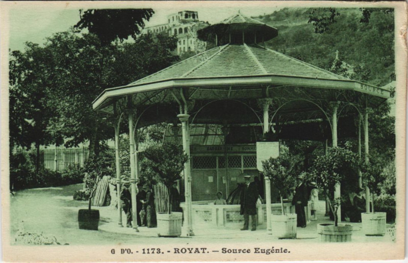 Carte postale ancienne Royat Source Eugenie à Royat