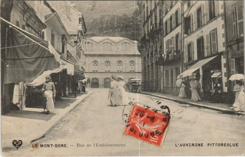 Carte postale ancienne Mont Dore Rue de l'Etablissement à Mont-Dore