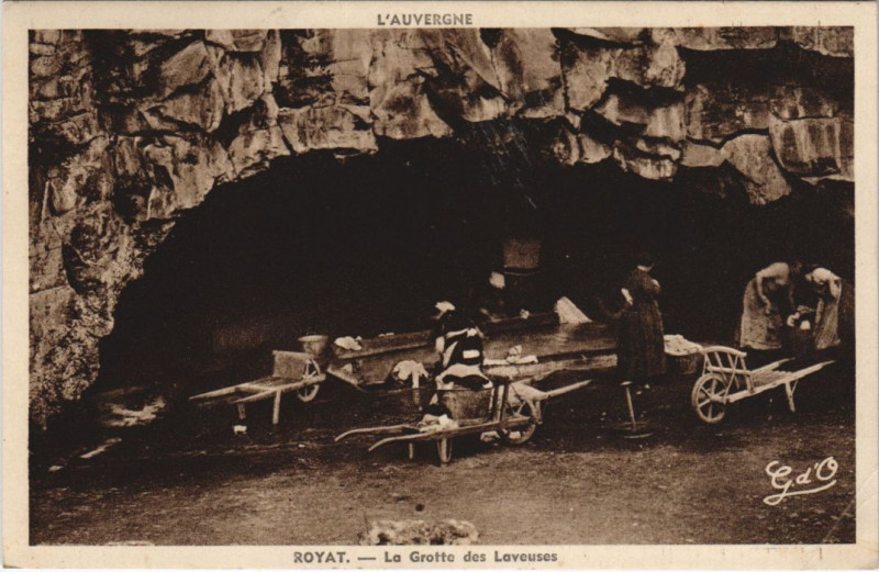 Carte postale ancienne Royat Grotte des Laveuses à Royat