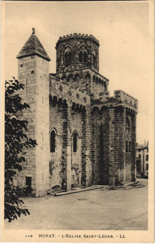 Carte postale ancienne Royat Eglise Saint Leger à Royat