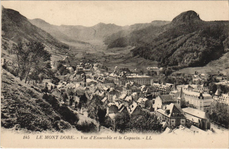 Carte postale ancienne Mont Dore vue d'ensemble et le Capucin à Mont-Dore