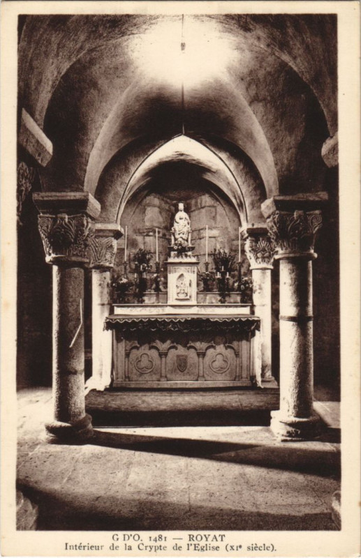 Carte postale ancienne Royat Interieur de la Crypte de l'Eglise à Royat