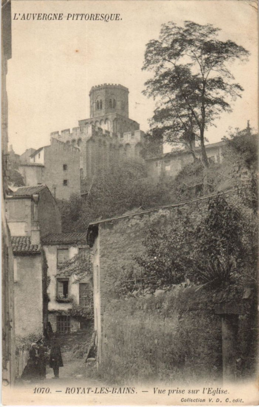 Carte postale ancienne Royat vue prise sur l'Eglise à Ris