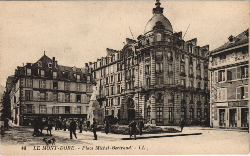 Carte postale ancienne Mont Dore Place Michel Bertrand à Mont-Dore