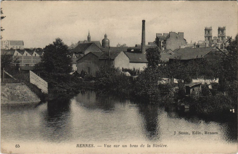 Carte postale ancienne Rennes vue sur un bras de la Riviere à Rennes