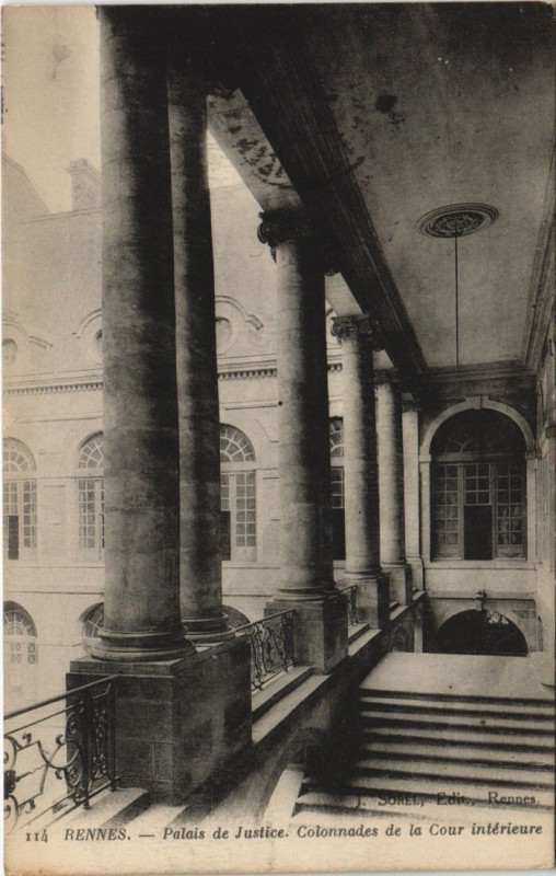 Carte postale ancienne Rennes Palais de Justice , Colonnade de la Cour interieure à Rennes