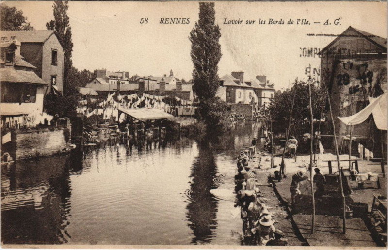 Carte postale ancienne Rennes Lavoir sur les Bords de l'Ille à Rennes