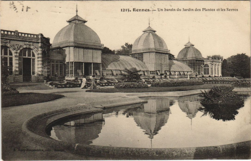 Carte postale ancienne Rennes Un Bassin du Jardin des Plantes et les Serres à Rennes