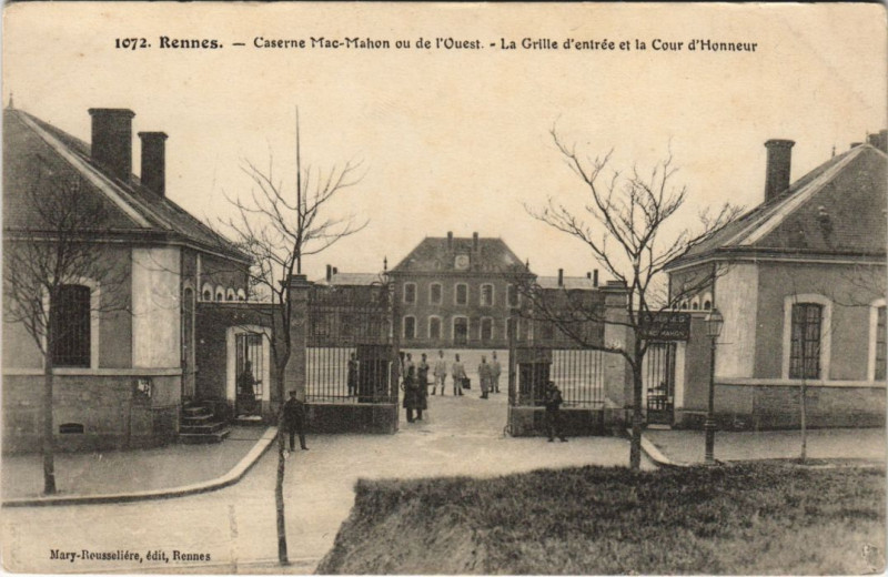 Carte postale ancienne Rennes Caserne Mac Mahon , Grille d'entree à Rennes