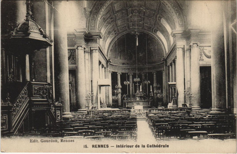 Carte postale ancienne Rennes Interieur de la Cathedrale à Rennes