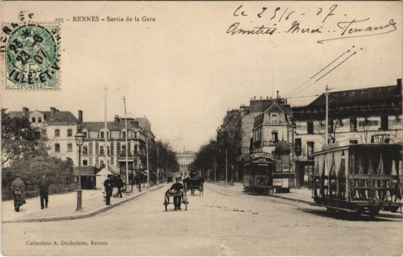 Carte postale ancienne Rennes Sortie de la Gare à Rennes