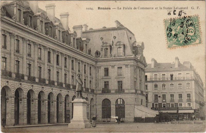 Carte postale ancienne Rennes Palais de Commerce, Statue Lebastard à Rennes