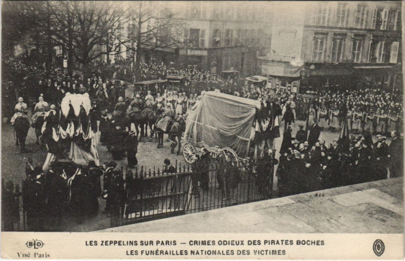 Carte postale ancienne Les Zeppelins Sur Paris Les funerailles nationales des victimes à Paris
