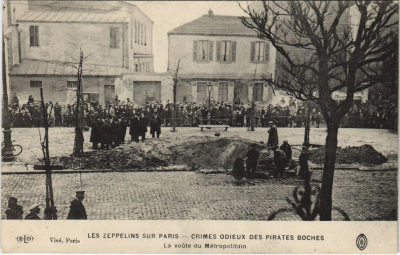 Carte postale ancienne Les Zeppelins Sur Paris La voute du Metropolitain à Paris