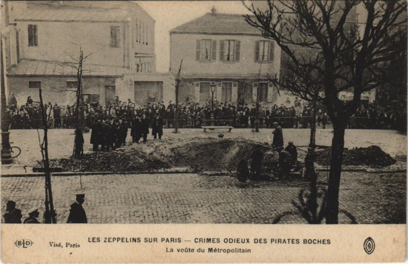 Carte postale ancienne Les Zeppelins Sur Paris La voute du Metropolitain à Paris