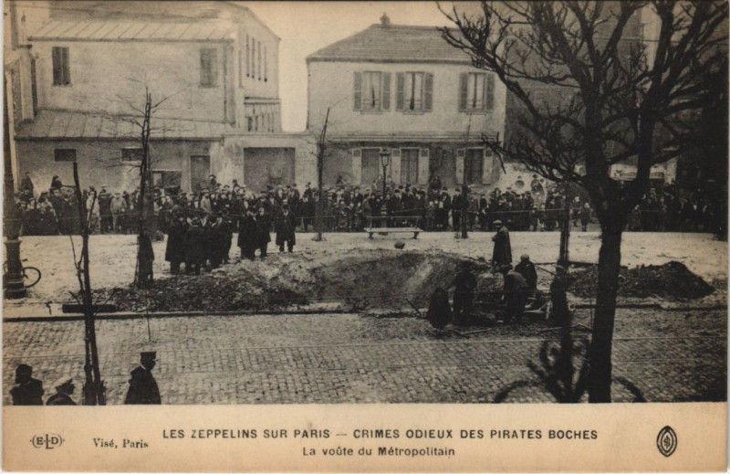 Carte postale ancienne Les Zeppelins Sur Paris La voute du Metropolitain à Paris