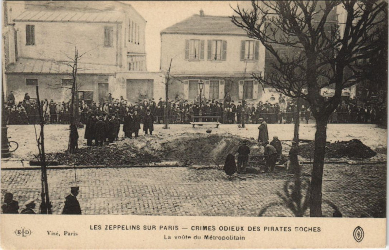 Carte postale ancienne Les Zeppelins Sur Paris La voute du Metropolitain à Paris