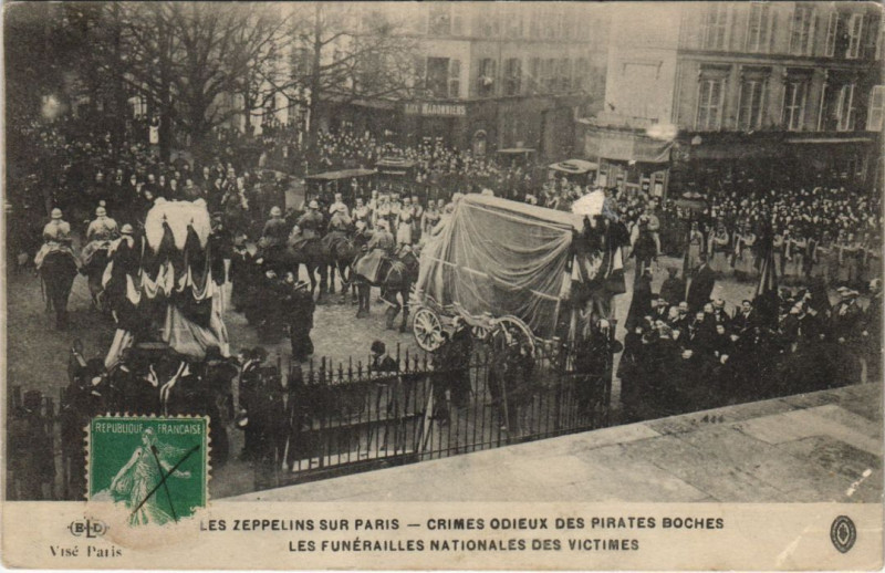 Carte postale ancienne Les Zeppelins Sur Paris Les funerailles nationales des victimes à Paris