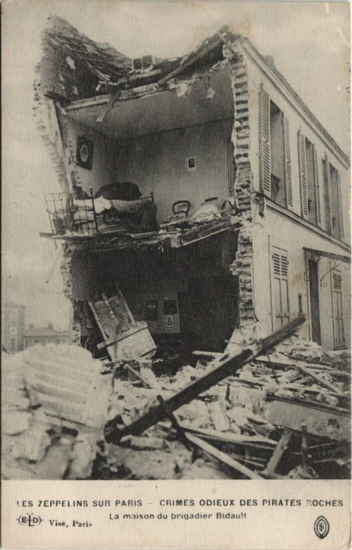 Carte postale ancienne Les Zeppelins Sur Paris La maison du brigadier Bidault à Paris