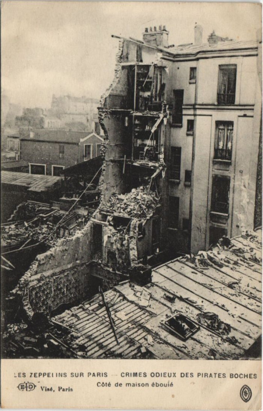 Carte postale ancienne Les Zeppelins Sur Paris Cote de maison eboule à Paris
