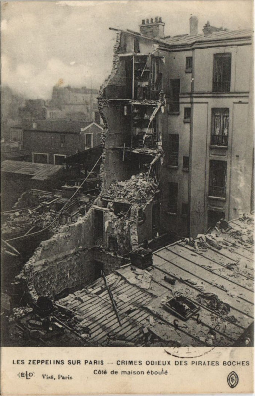 Carte postale ancienne Les Zeppelins Sur Paris Cote de maison eboule à Paris