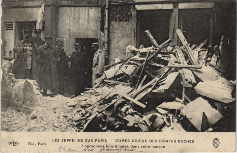 Carte postale ancienne Les Zeppelins Sur Paris 7 personnes tuees dans cette maison