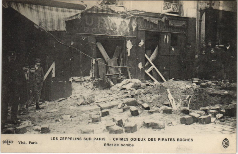 Carte postale ancienne Les Zeppelins Sur Paris Effet de bombe à Paris