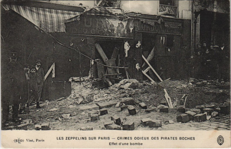 Carte postale ancienne Les Zeppelins Sur Paris Effet de bombe à Paris