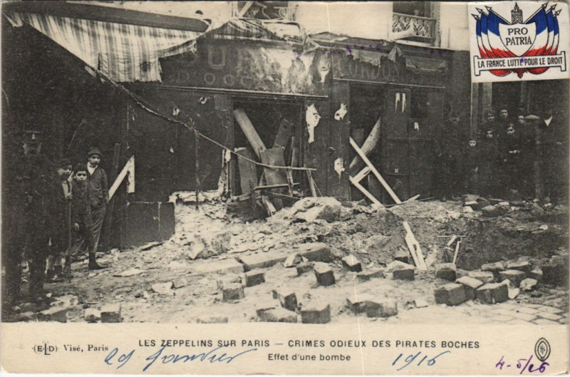 Carte postale ancienne Les Zeppelins Sur Paris Effet de bombe à Paris