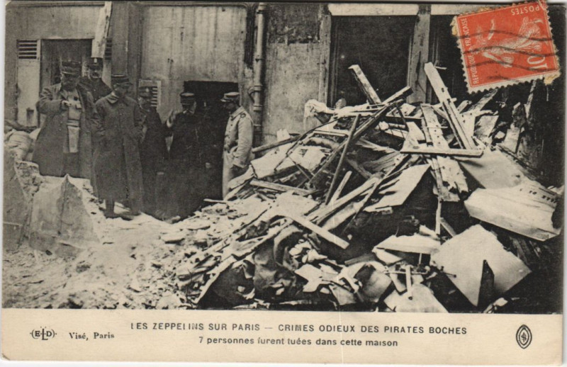 Carte postale ancienne Les Zeppelins Sur Paris 7 personnes tuees dans cette maison