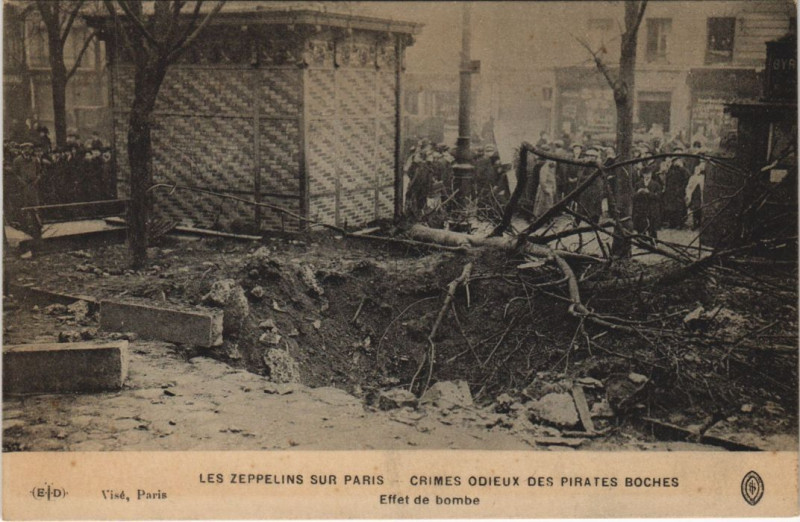 Carte postale ancienne Les Zeppelins Sur Paris Effet de bombe