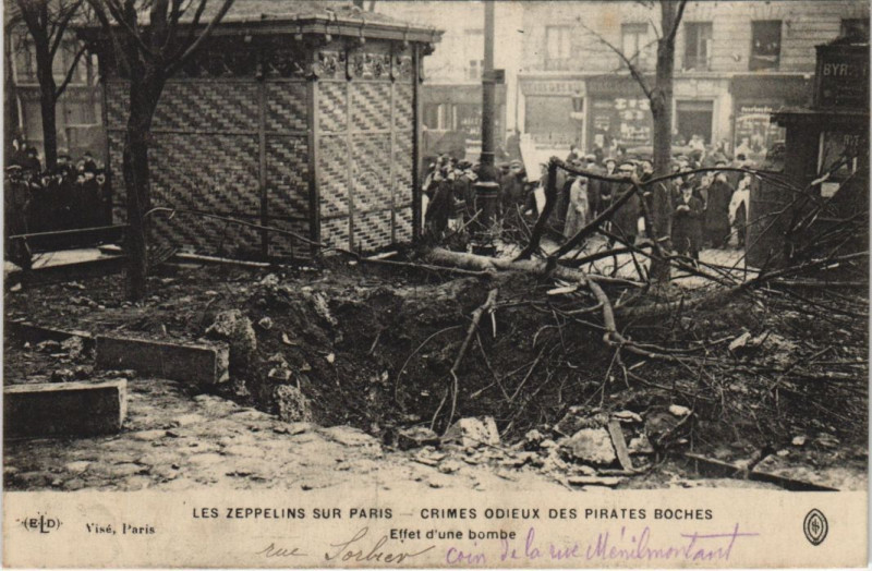 Carte postale ancienne Les Zeppelins Sur Paris Effet de bombe