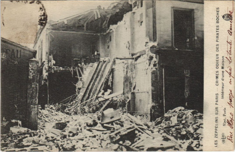 Carte postale ancienne Les Zeppelins Sur Paris Interieur d'une maison