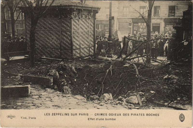 Carte postale ancienne Les Zeppelins Sur Paris Effet de bombe