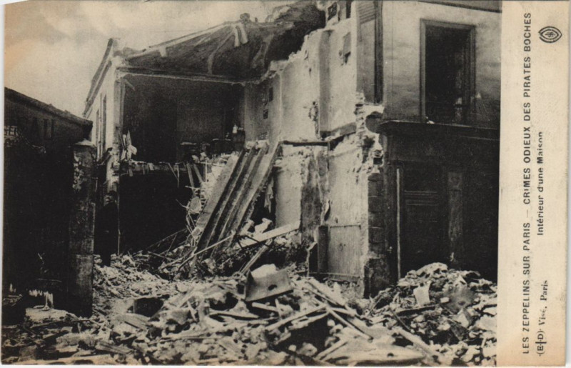 Carte postale ancienne Les Zeppelins Sur Paris Interieur d'une maison